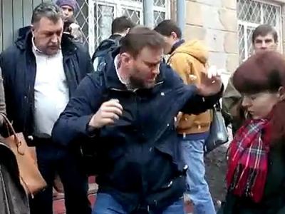 Появилось видео нападения на Навального с пирожными и презервативами