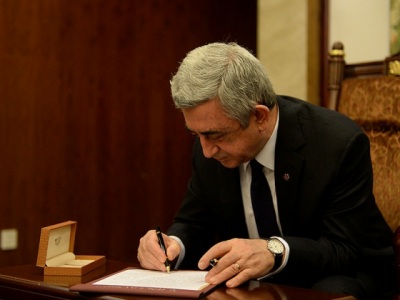 Սերժ Սարգսյանն օրենքներ է ստորագրել