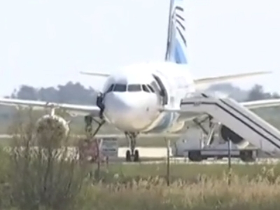 New footage shows how someone comes out of hijacked EgyptAir plane
