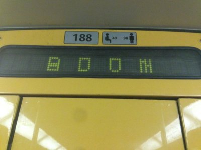 В поезде метро Брюсселя на электронном табло появилась надпись «Бум»
