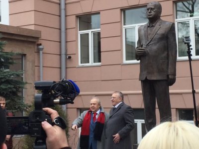 В Москве под звуки царского гимна открыли памятник Жириновскому