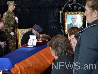 Ալիկին խփել են, երբ շրջվել է՝ մյուս զենքը վերցնի. Գյումրիում հողին հանձնեցին զոհված փոխգնդապետին (ֆոտո)
