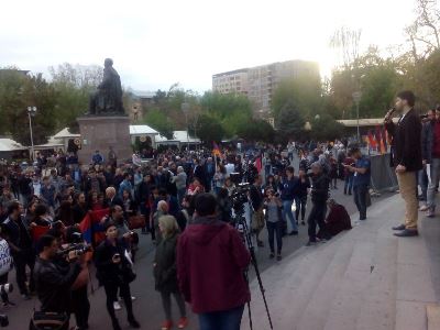 Armenia protestors stop by government and MFA buildings