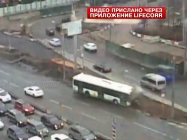 Автобус протаранил шесть автомобилей и врезался в столб