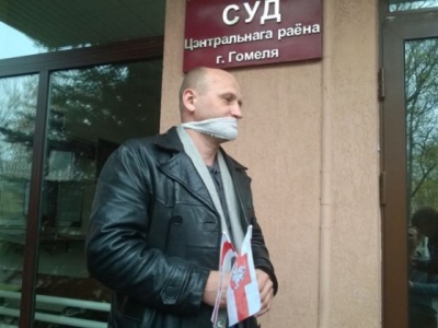 Белорусский журналист в знак протеста зашил себе рот
