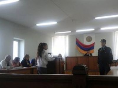 Չեմ սիրում իրեն` անընդհատ ծեծում էր մեզ. ամուսնու կողմից դանակի 30 հարվածով սպանված կնոջ դուստրը ցուցմունք տվեց
