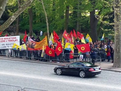 «Էրդողան ահաբեկիչ». քրդերի բողոքի ակցիան՝ Դավութօղլուի ելույթի ժամանակ. Panorama.am