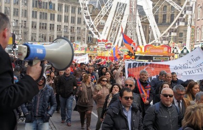 «Ես հայ չեմ, բայց սա իմ խնդիրն է նաեւ». Ամստերդամի փողոցները լի են եռագույնով (ֆոտո)