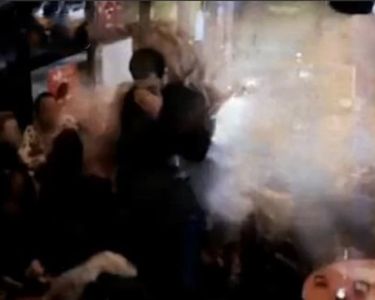 В сети появилось видео самоподрыва смертника в парижском кафе