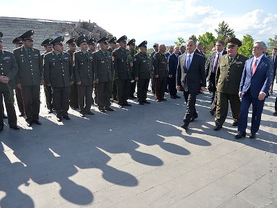 Սերժ Սարգսյանն այցելել է «Եռաբլուր» զինվորական պանթեոն (ֆոտո)