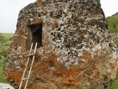 Армянская скальная церковь в Дерсиме разрушается