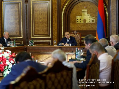 Վարչապետն ընդունել է խաղող մթերող ձեռնարկությունների ղեկավարներին (ֆոտո)
