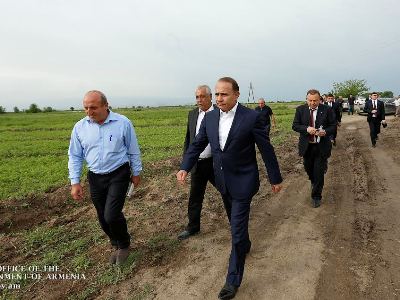 Վարչապետն այցելել է կարկտահարությունից տուժած Արմավիրի մարզի մի քանի համայնքներ (ֆոտո)