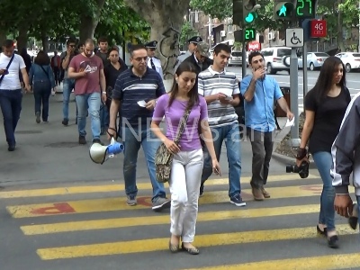 «Մենք ենք տերը մեր երկրի». մեկ տասնյակ քաղաքացիներ երթ անցկացրին դեպի «Փակ շուկա» (ֆոտո)