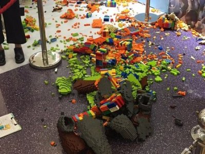 Ребенок сломал статую Lego стоимостью $15 тысяч через час после открытия выставки