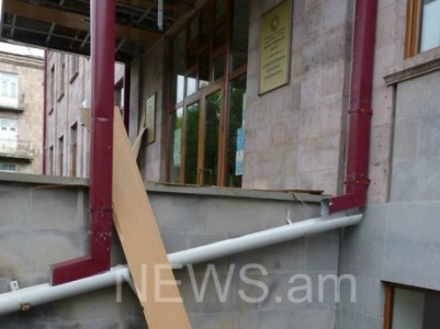 Պայթյունը դիտավորություն է եղել. Հարկայինի շենքի մոտ տեղի ունեցածի առթիվ քրգործ է հարուցվել (Ֆոտո)