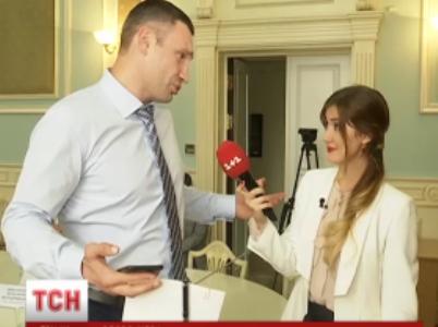 Klichko kiss journalist instead of answering to question about his wife