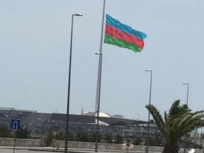 В Баку выясняют: Кто приспустил главный флаг?