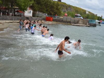 «Ցատկ Հայաստան 2016». բնապահպանական արշավի անդամները միասին ցատկել են Սեւանա լիճը (ֆոտո)