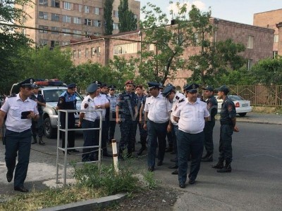 Դատարանի դիմացից բերման է ենթարկվել 2 կին. ոստիկանություն