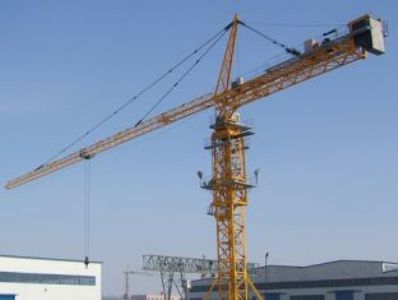 В центре Еревана два человека свалились с подъемного крана