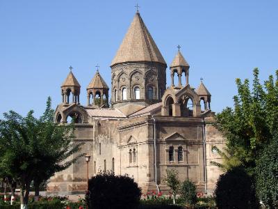 Մայր Աթոռ Սուրբ էջմիածնում հարյուրավոր ուխտավորներ են հավաքվել դիմավորելու Հռոմի Ֆրանցիսկոս Պապին (ֆոտո)