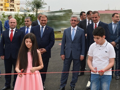 Ավանում բացվեց երիտասարդների համար բնակելի համալիրը. Մասնակցում էր Սերժ Սարգսյանը (ֆոտո)
