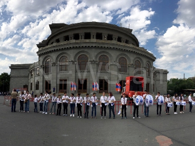 Մեկնարկել է Սահմանադրության օրվան նվիրված քայլերթը. այն ուղեկցում են ուղղաթիռներ (ֆոտո)