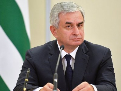 Президент Абхазии заявил, что не будет переносить референдум