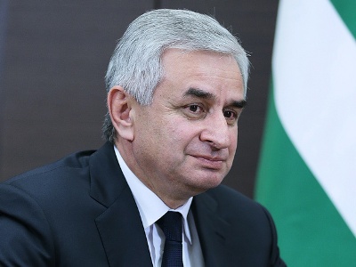 Президент Абхазии заявил, что намерен продолжать диалог с оппозиций