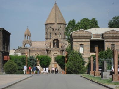«Հրապարակ». Մայր եկեղեցին ավտոկայանատեղիում վարորդներին «կլպում» է