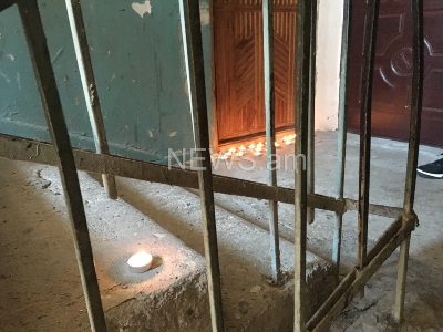 «Ֆեմինսիտական վրեժ, անտարբեր մեղսակից». մոմավառություն կացնահարված ընտանիքի շենքի մոտ (ֆոտո)