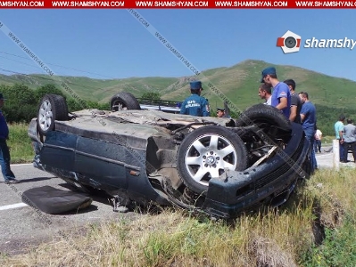 Երեւան-Սեւան ճանապարհին BMW-ն բախվել է սելֆի անողի Prado-ին. BMW-ն շրջվել է (ֆոտո)