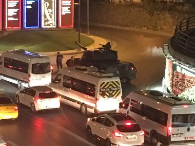 Пользователи соцсетей: Рядом с аэропортом в Стамбуле видны танки