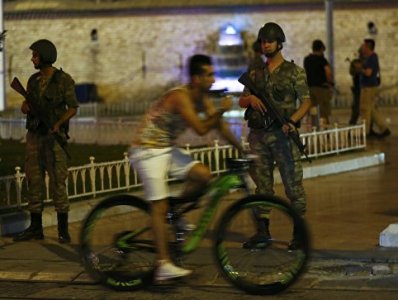 Turkey military opens fire on people on Bosphorus Bridge (VIDEO)
