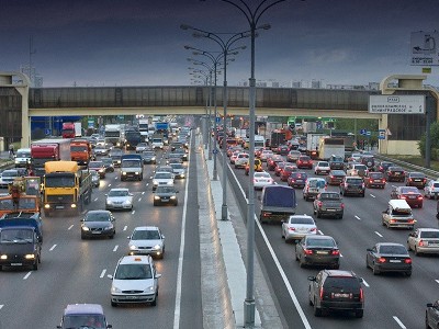 На МКАД неизвестные обстреляли автомобили