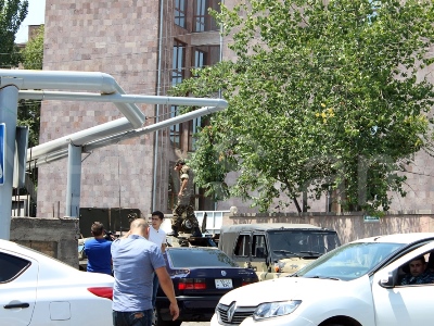 В ходе нападения на полк ППС оператор Полиции Армении ранен в руку