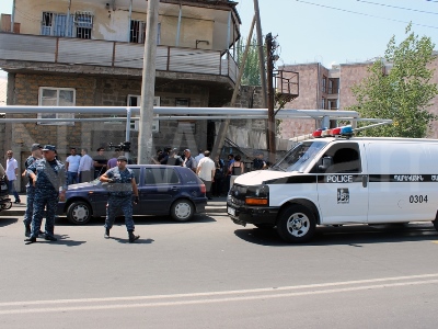 Полиция Армении пока воздерживается от штурма захваченной полицейской части