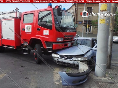 В Ереване спешащий на вызов пожарный автомобиль протаранил иномарку