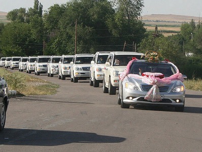 В Ингушетии ограничат длину свадебных кортежей до трех машин