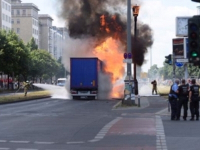 В Берлине на улице взорвалась фура