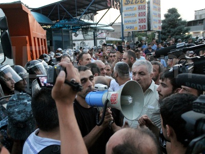 В Ереване минутой молчания почтили память погибшего при захвате полка ППС полковника