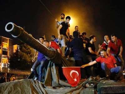 Германия и Нидерланды обеспокоены чистками со стороны властей в Турции