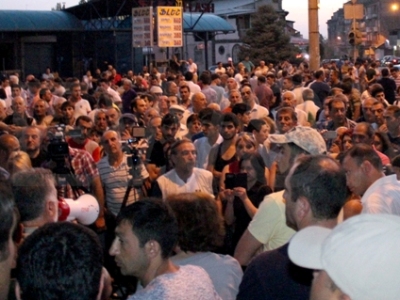 Several hundred protesters gather in Yerevan district where police station is seized