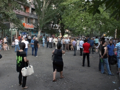 Խորենացի փողոցը բազմամարդ է. Իրավիճակը հանգիստ է (ֆոտո)