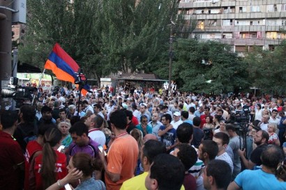 Ночь у захваченного в Ереване полка ППС Полиции Армении прошла спокойно