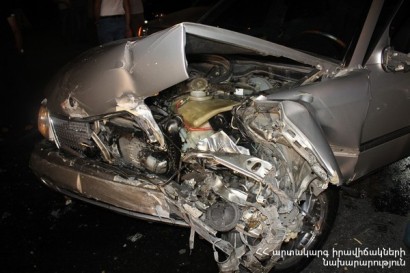 В Ереване Mercedes сбил прохожего и врезался в другой Mercedes