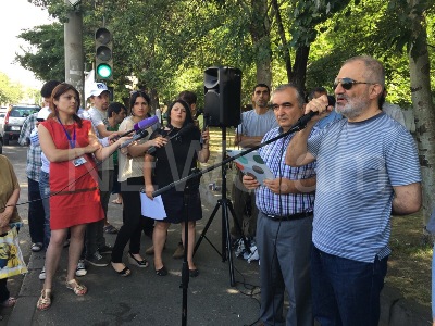 Armed group seizing Yerevan police headquarters warns about dangerous escalation
