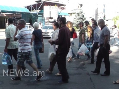 Ոստիկանությունից ցուցարարներին հայտնել են, որ «Սասնա ծռերի» անդամները ապահովված են սննդով (Ֆոտո)
