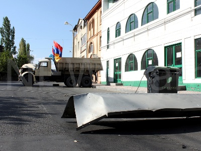 Զինված խումբը պատանդ է վերցրել 4 բուժաշխատողի, որից մեկը՝ կին. անունները հայտնի են